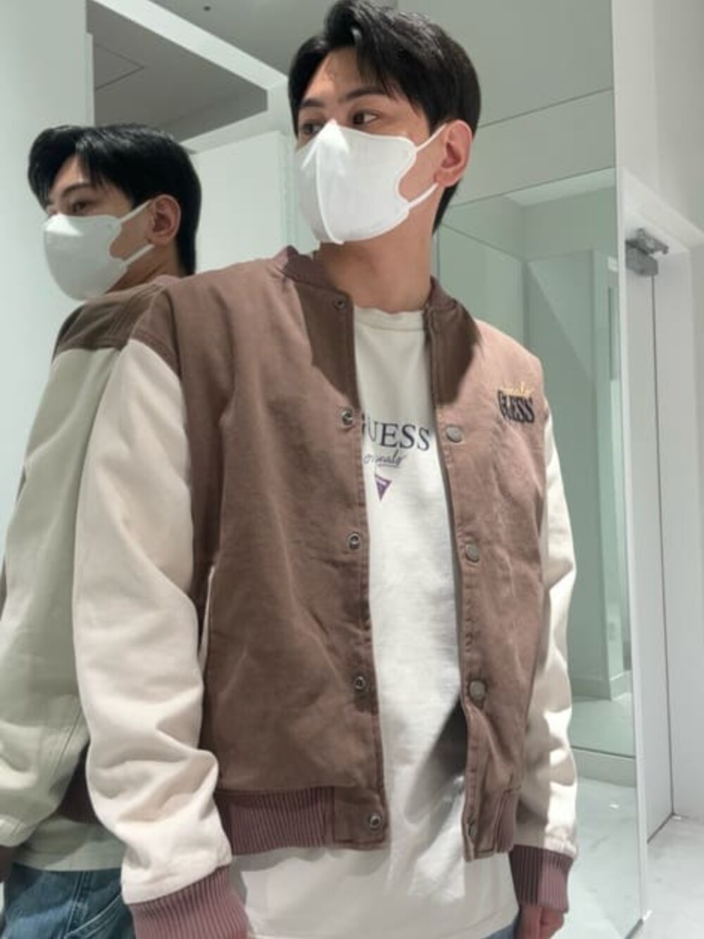 「guess、GUESS Originals、春コーデ」｜「GuessのGUESS Originals Printed Baker Logo Tee（Tシャツ/カットソー、ホワイト系）」を使った、GUESS JAPANさん（メンズ・173cm）の夏コーディネートの1枚目の写真