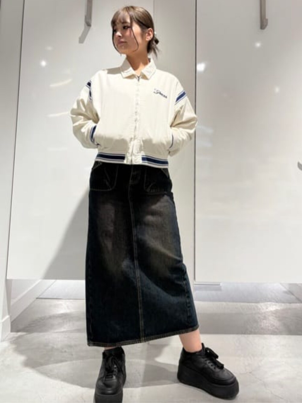 「guess、GUESS、GUESS Originals、コーチジャケット、デニムスカート」｜「GuessのGUESS Originals Split Back Denim Skirt デニムスカート（デニムスカート、ブルー系）」を使った、GUESS JAPANさん（レディース・158cm）の冬コーディネートの1枚目の写真