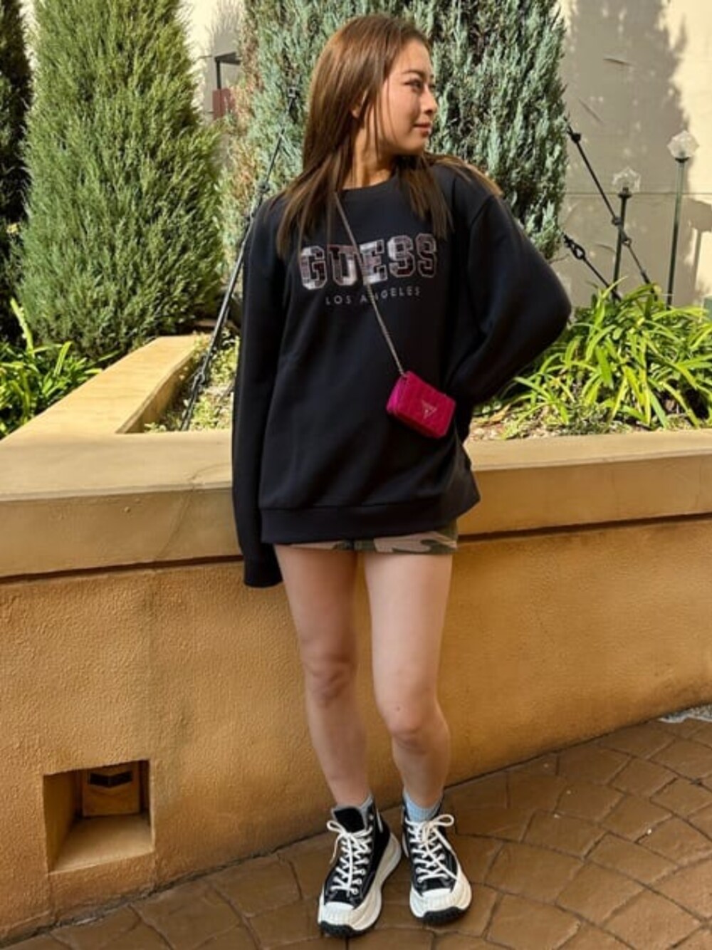 「guess、オーバーサイズ、スウェット」｜「GuessのVELINA Micro Mini Wallet（財布、ピンク系）」を使った、GUESS JAPANさん（レディース・164cm）の冬コーディネートの1枚目の写真