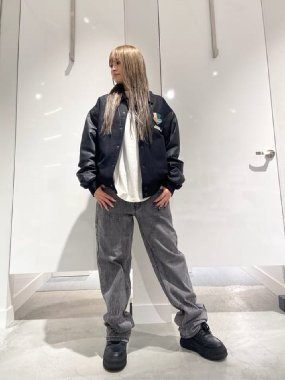 「guess、GUESS、GUESS Originals、秋コーデ、秋冬コーデ」｜「GuessのGUESS Originals Photo Real Baggy Jeans バギー デニムパンツ（デニムパンツ、グレー系）」を使った、GUESS JAPANさん（レディース・158cm）の冬コーディネートの1枚目の写真