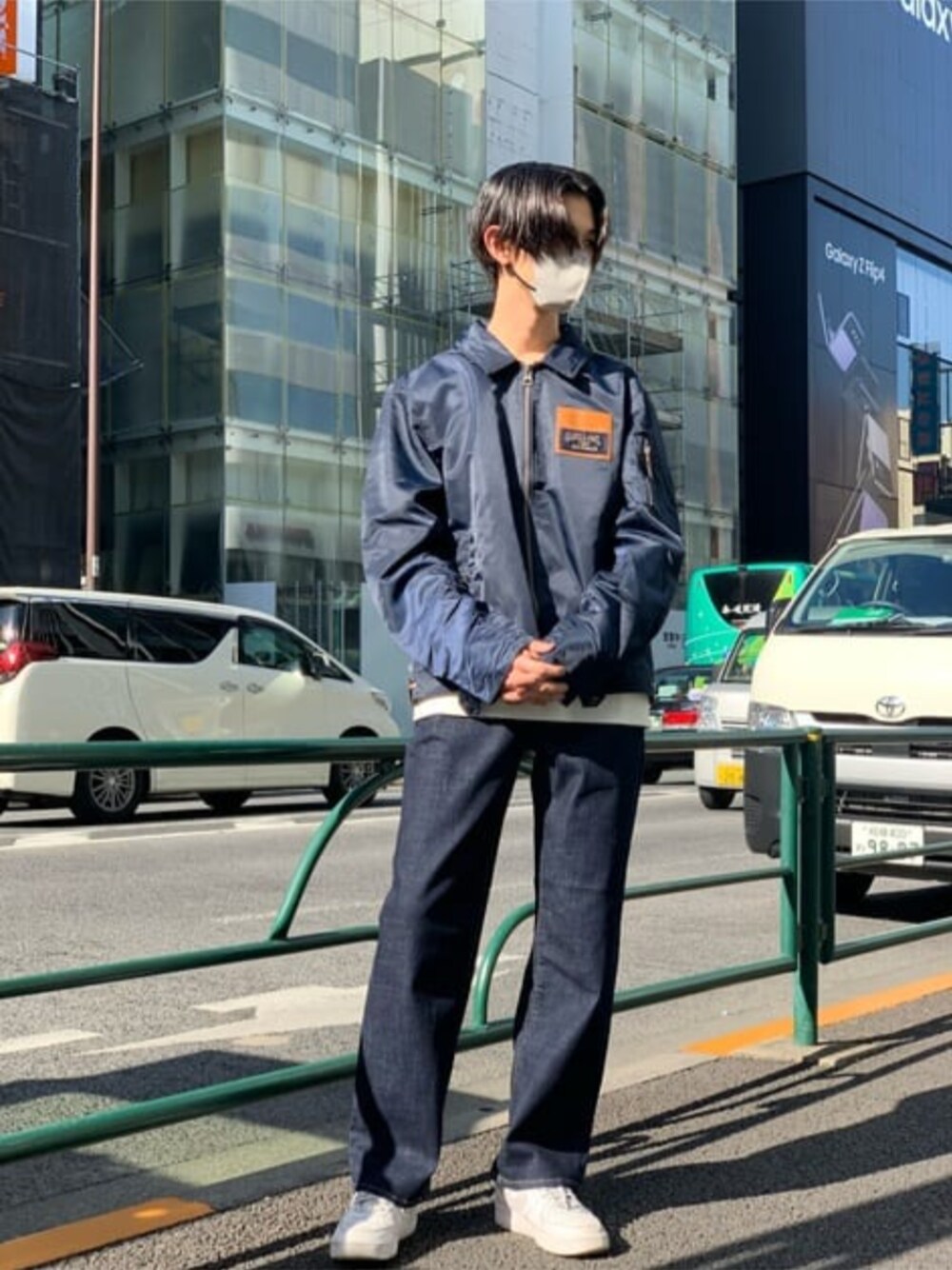 「春アウター、ブルゾン、デニム、カジュアルコーデ、guess」｜「GuessのPatch Satin Flight Jacket（ブルゾン、ブルー系）」を使った、GUESS JAPANさん（メンズ・180cm）の春コーディネートの1枚目の写真