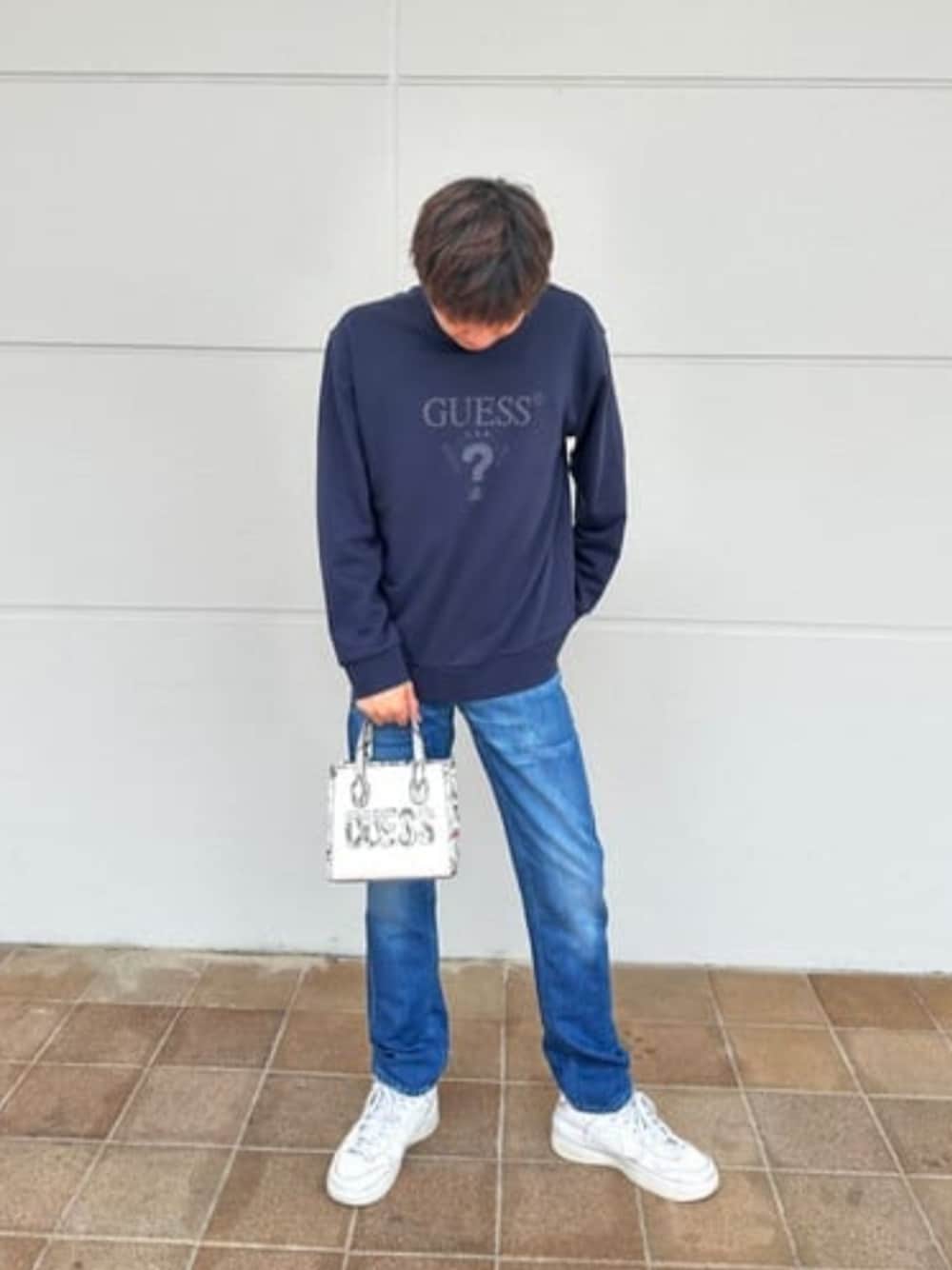 「guess、GUESS、ロゴスウェット、カジュアル、カジュアルコーデ、秋コーデ、秋冬コーデ」｜「GuessのRodeo Regular Fit Denim Pants（デニムパンツ、ブルー系）」を使った、GUESS JAPANさん（メンズ・174cm）の冬コーディネートの1枚目の写真