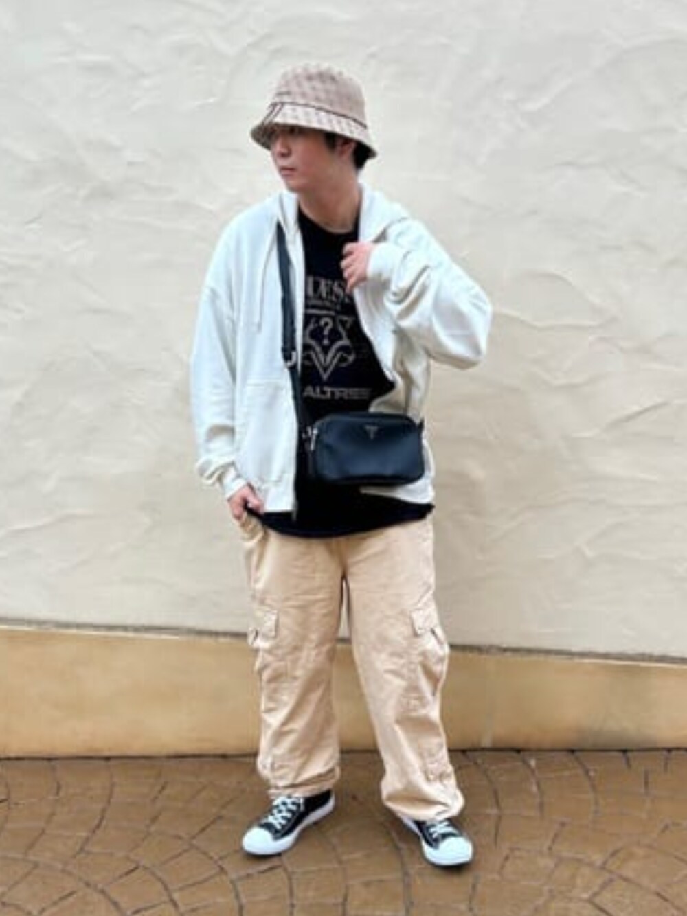 「guess、GUESS、カジュアル、カジュアルコーデ」｜「GuessのStrave  Rain Hat（ハット、ブラック系）」を使った、GUESS JAPANさん（メンズ・178cm）の冬コーディネートの1枚目の写真