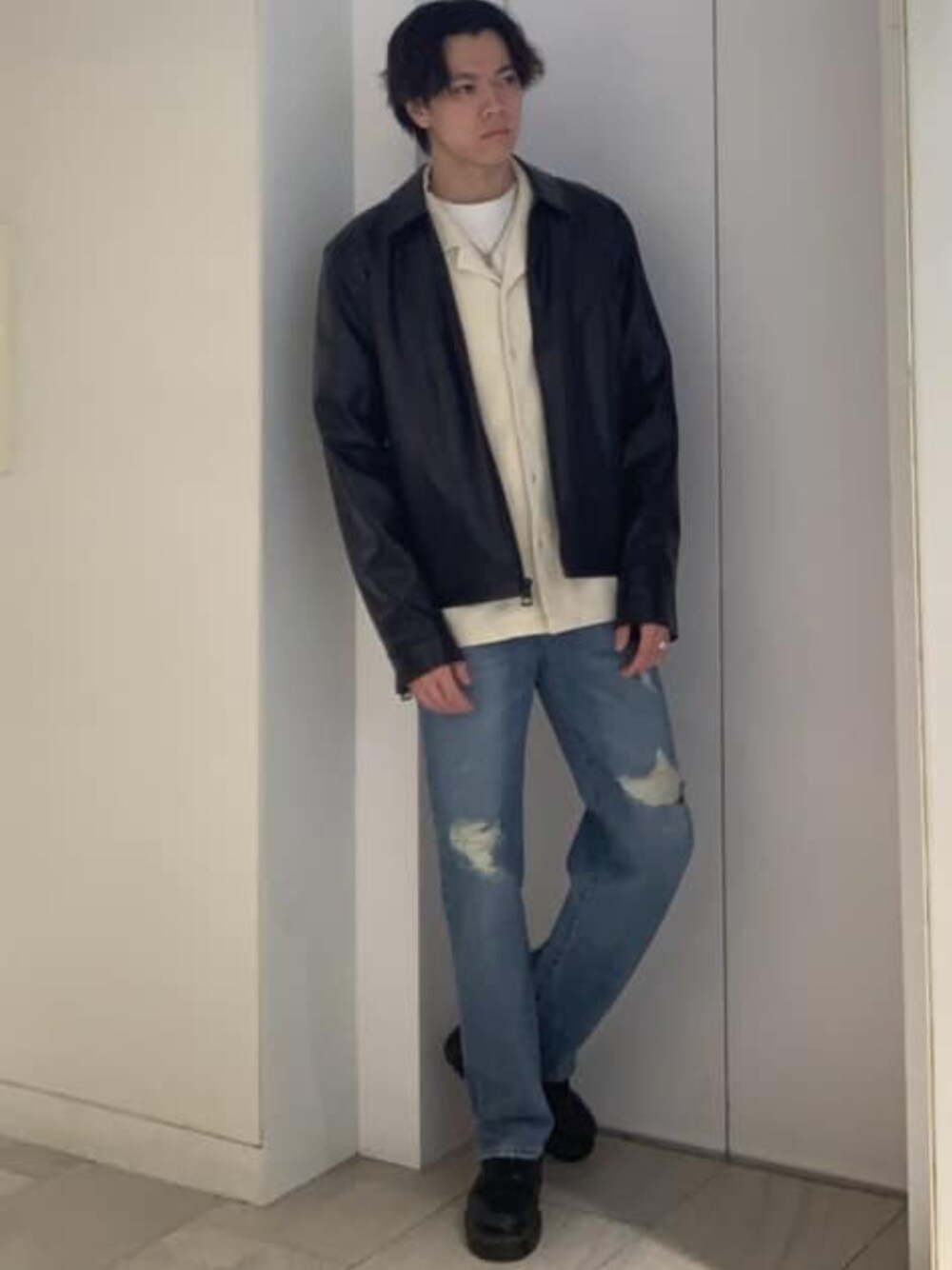 「guess、大人カジュアル、春コーデ」｜「GuessのDistrict Faux-Leather Zip Jacket（ブルゾン、ブラック系）」を使った、GUESS JAPANさん（メンズ・178cm）の春コーディネートの1枚目の写真