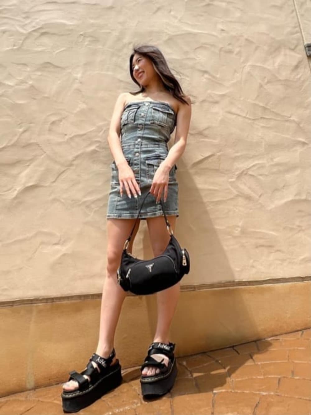 「GUESS、guess、GUESS Originals、デニムドレス、デニムワンピース、ミニ丈」｜「GuessのECO Gemma Shoulder Bag（ハンドバッグ、ブラック系）」を使った、GUESS JAPANさん（レディース・156cm）の夏コーディネートの1枚目の写真