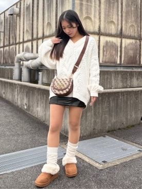 「白ニット」｜「アイテム（スカート、ブラック系）」を使った、GUESS JAPANさん（レディース・155cm）の冬コーディネート