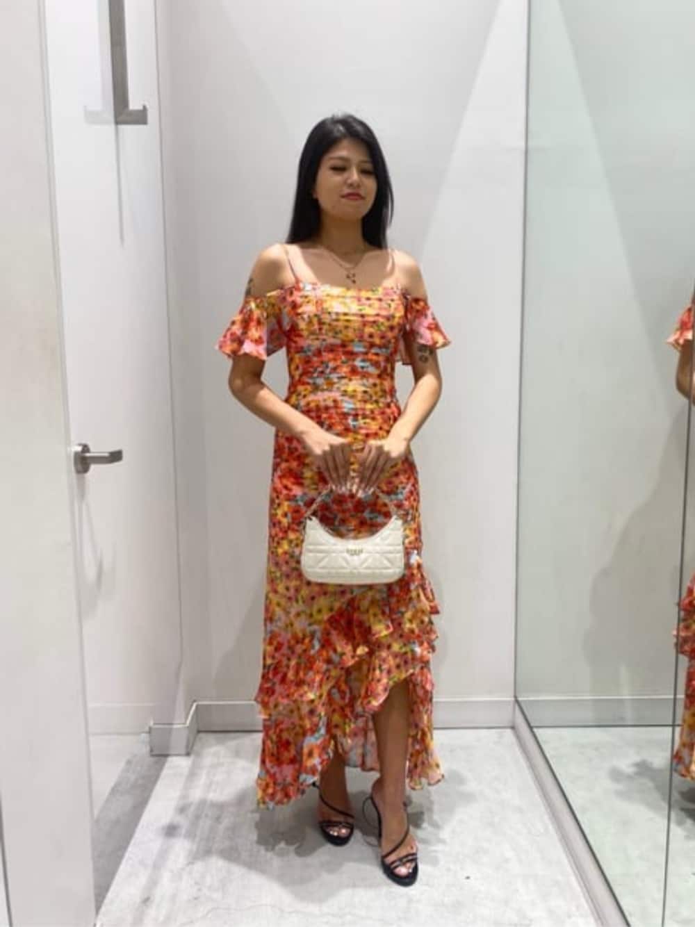 ホワイト系のショルダーバッグを着用したレディースの夏コーディネートの1枚目の写真