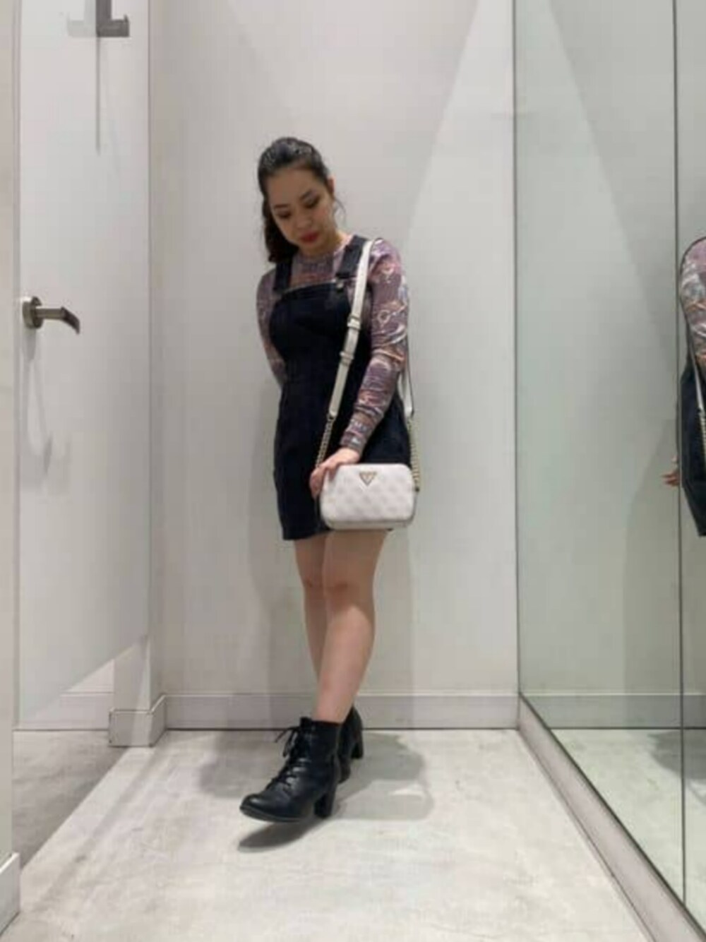 「オーバーオール、オールシーズン、フェミニンコーデ、guess」｜「GuessのGUESS Originals Eco Ranch Long-Sleeve Graphic Tee（その他トップス、ピンク系）」を使った、GUESS JAPANさん（レディース・154cm）の秋コーディネートの1枚目の写真