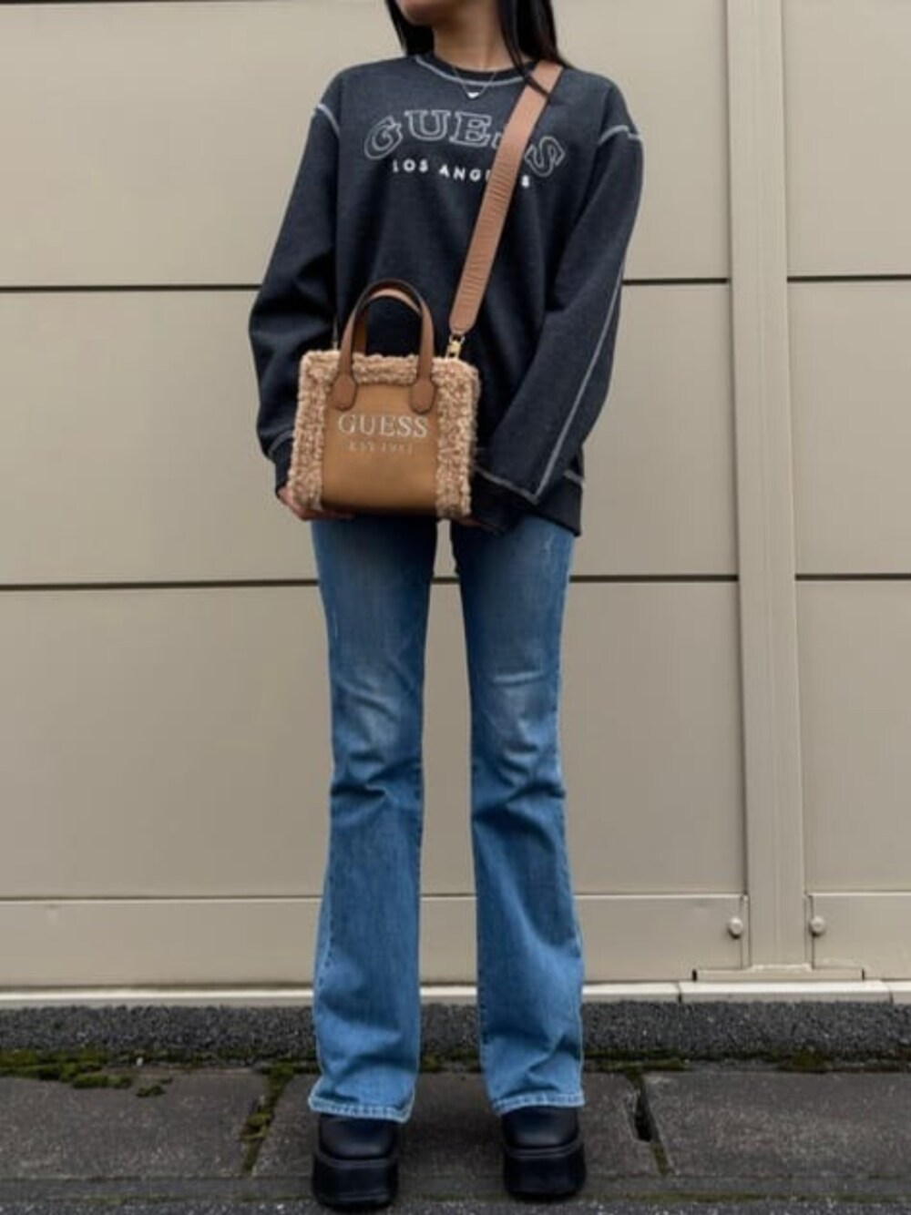 「guess、GUESS、ロゴスウェット、カジュアル、カジュアルコーデ、秋コーデ、秋冬コーデ」｜「GuessのSILVANA 2 Compartmnt Mini Tote（トートバッグ、ブラウン系）」を使った、GUESS JAPANさん（レディース・156cm）の冬コーディネートの1枚目の写真