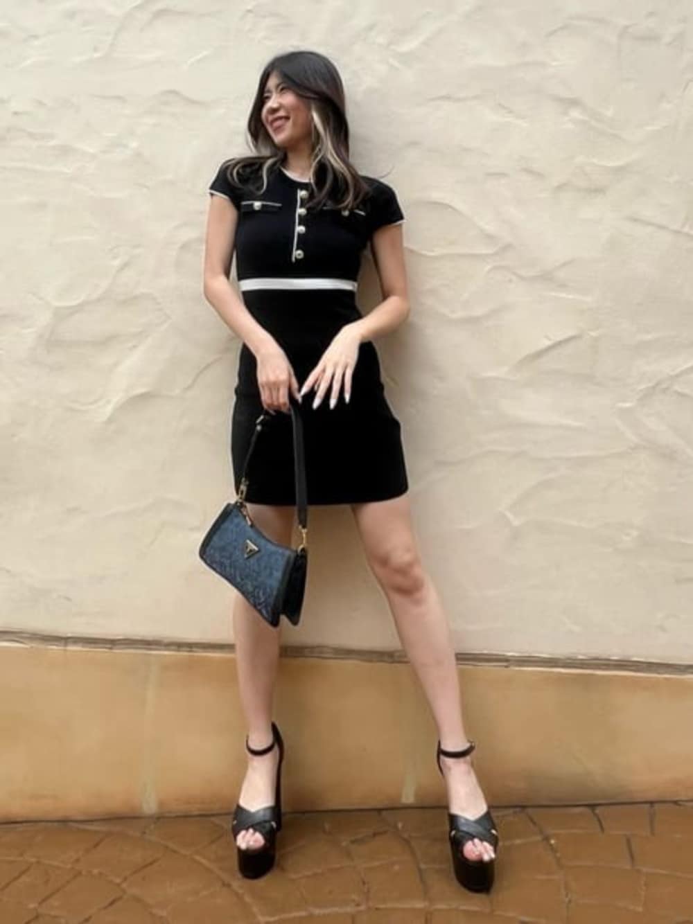 「ワンピース、ドレス、デートコーデ、タイトシルエット、セットアップ風、guess、GUESS」｜「GuessのALLIE Sweater Dress ワンピース（ワンピース、ブラック系）」を使った、GUESS JAPANさん（レディース・158cm）の秋コーディネートの1枚目の写真