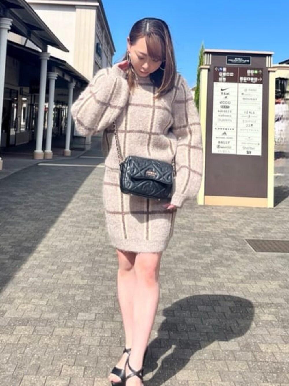 「guess、GUESS、セットアップ、セットアップスタイル、ニット、秋コーデ、秋冬コーデ、冬コーデ、ニットスカート」｜「GuessのNadia Plaid Sweater（ニット/セーター、ゴールド系）」を使った、GUESS JAPANさん（レディース・150cm）の冬コーディネートの1枚目の写真