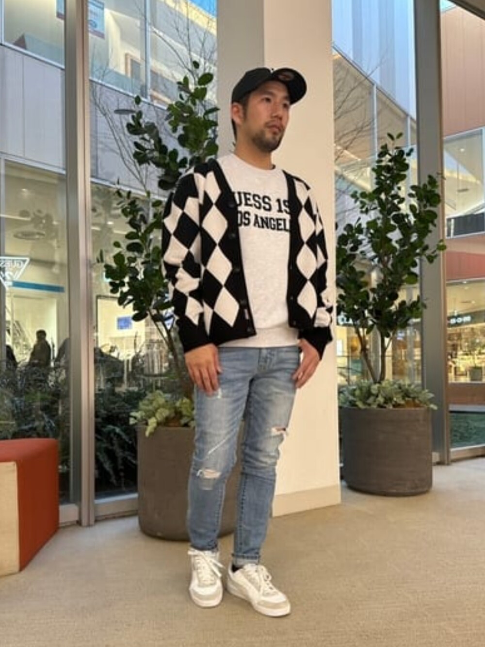 「カーディガン、アーガイル、デニム、トレーナー、春コーデ、guess」｜「GuessのGUESS Originals Diamond Knit Cardigan（カーディガン/ボレロ、ブラック系）」を使った、GUESS JAPANさん（メンズ・170cm）の冬コーディネートの1枚目の写真