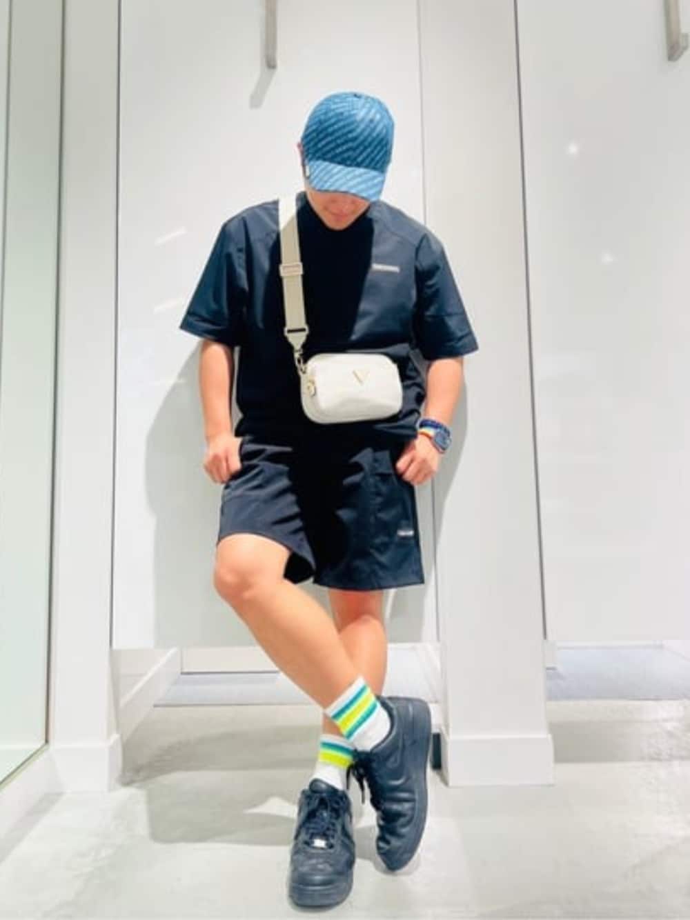 「GUESS、ロゴT、大人カジュアル、メンズファッション、夏コーデ、カジュアル、シンプルスタイル、スポーツミックス」｜「GuessのMITO Baseball Cap（ニットキャップ/ビーニー、ブルー系）」を使った、GUESS JAPANさん（メンズ・163cm）の夏コーディネートの1枚目の写真