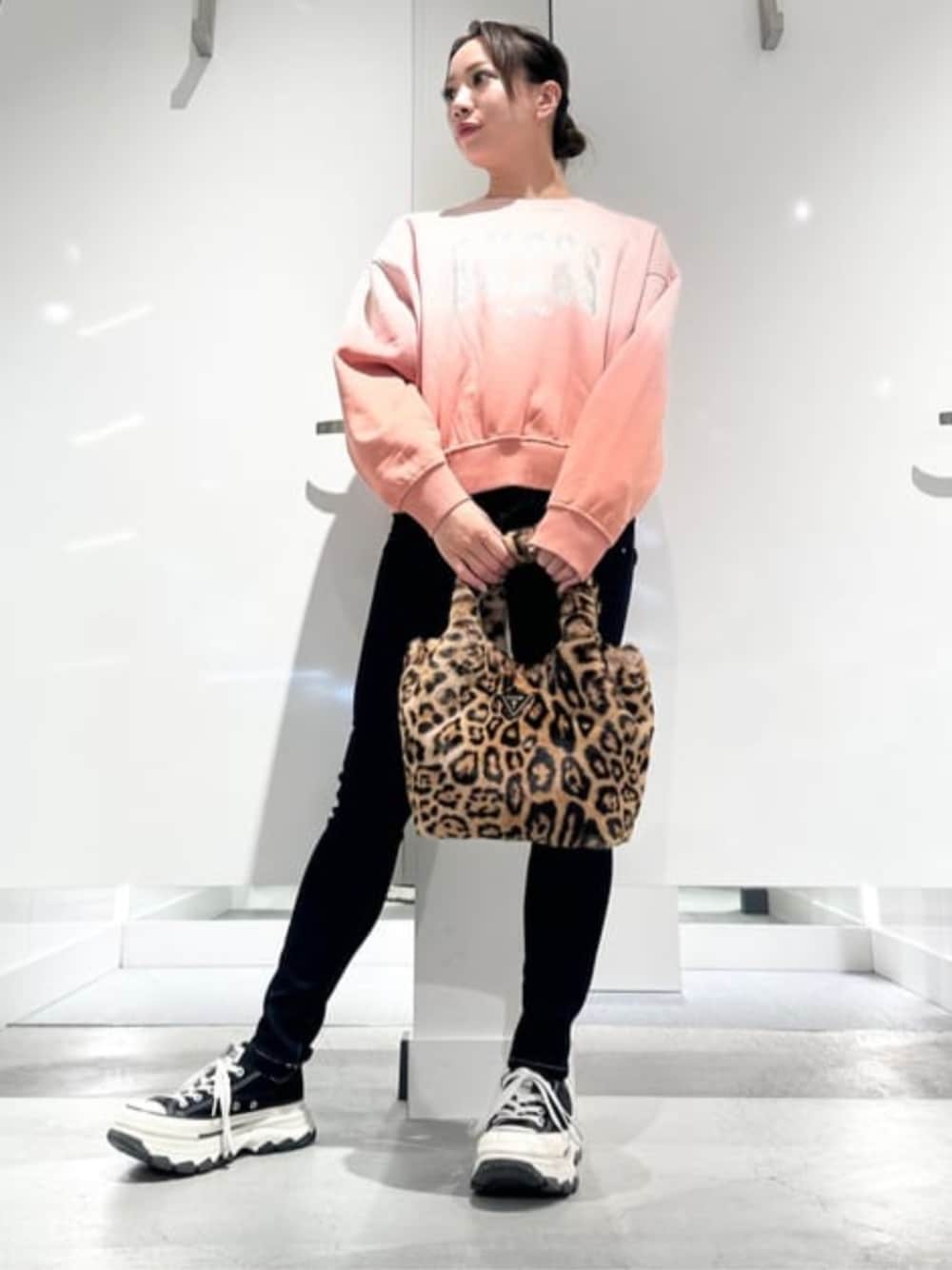 「guess、GUESS、ロゴスウェット、ロゴ、スキニー、スキニーパンツ、スキニーデニム、カジュアル、カジュアルコーデ」｜「GuessのSHAPE Up デニムパンツ ジーンズ レディース（デニムパンツ、ブルー系）」を使った、GUESS JAPANさん（レディース・161cm）の春コーディネートの1枚目の写真