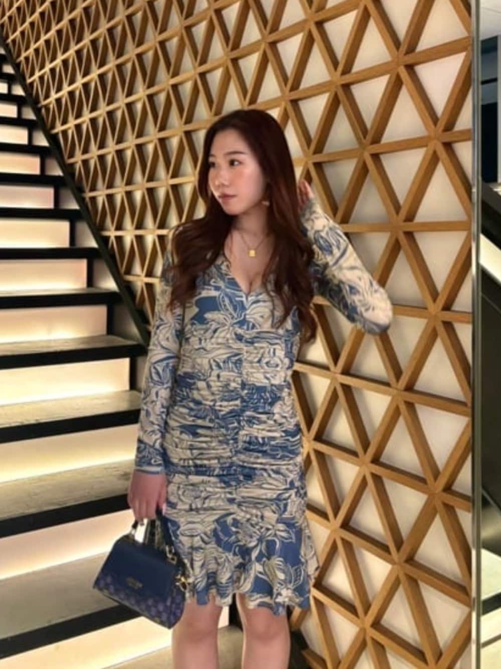「guess、ドレス、ワンピース、ミニバッグ」｜「GuessのHALLIE Mini Fold-Over Flap Bag ハンドバッグ レディース（ハンドバッグ、ブルー系）」を使った、GUESS JAPANさん（レディース・155cm）の春コーディネートの1枚目の写真