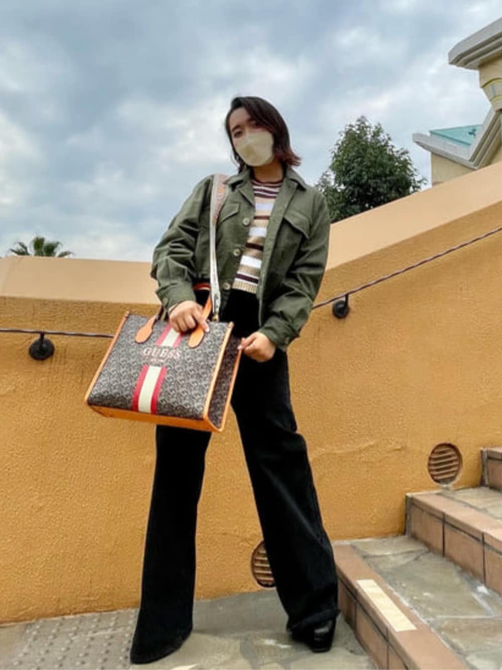 「ミリタリー、ワイドパンツ、デニム、ボーダー、ロゴ、guess」｜「GuessのGUESS Originals Eco Ribbed Sweater（ニット/セーター、ベージュ系）」を使った、GUESS JAPANさん（レディース・152cm）の秋コーディネートの1枚目の写真