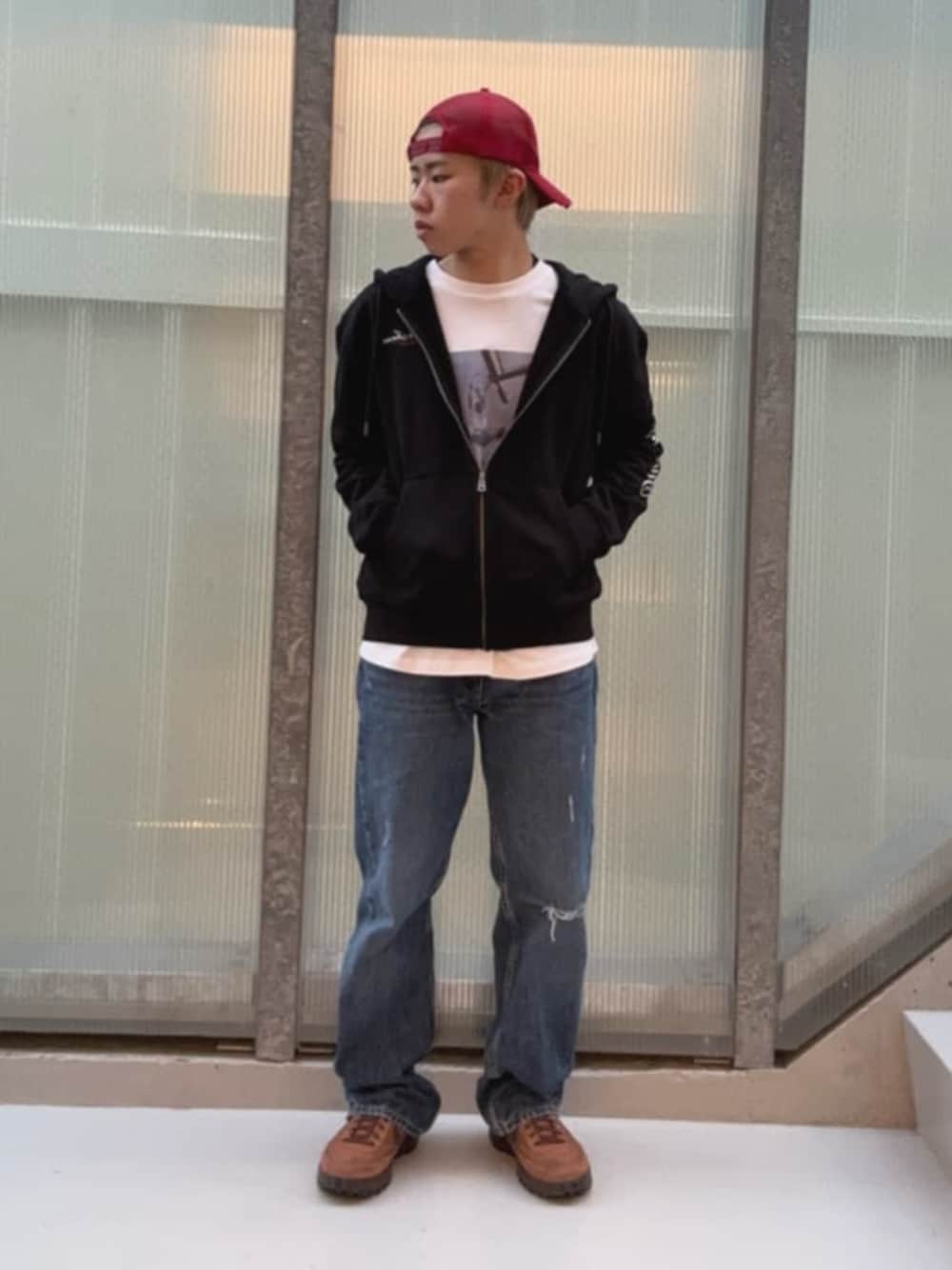 ブルー系のデニムパンツ、ブラック系のパーカー、ホワイト系のTシャツ/カットソーを着用したメンズの冬コーディネートの1枚目の写真