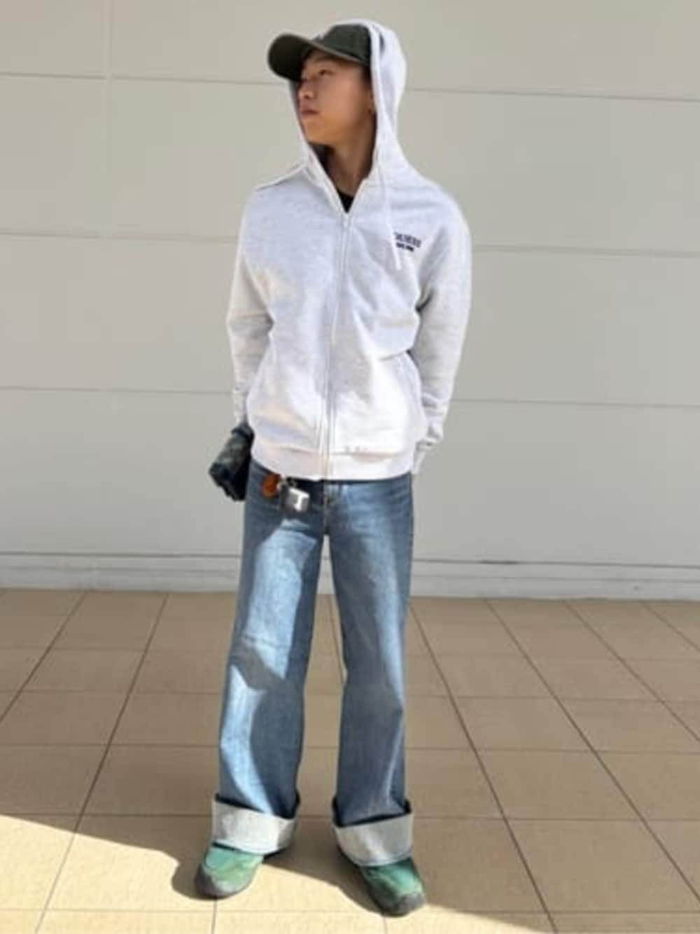 「guess、GUESS、パーカー、パーカーコーデ、パーカー グレー、カジュアル、カジュアルコーデ、春コーデ、春」｜「GuessのG JAMES Logo Xbody Flap Orgnzr（ショルダーバッグ、ブルー系）」を使った、GUESS JAPANさん（メンズ・158cm）の春コーディネートの1枚目の写真