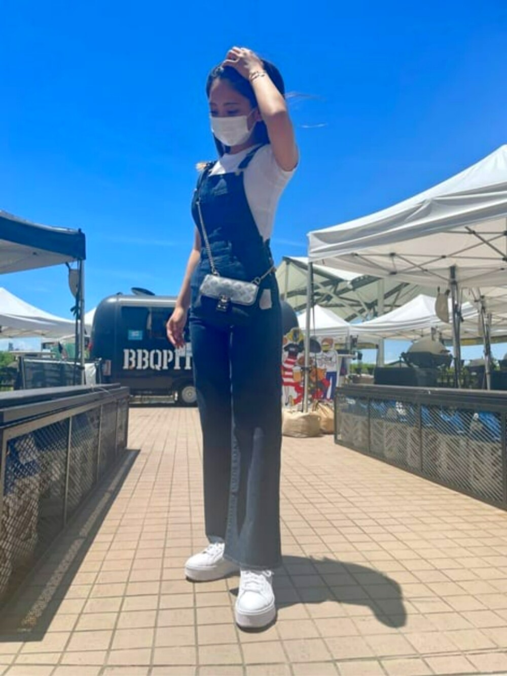 「夏コーデ、シンプルコーデ、オトナ女子、デニム、オーバーオール、guess」｜「GuessのWide Denim Overalls（サロペット/オーバーオール、ブルー系）」を使った、GUESS JAPANさん（レディース・166cm）の夏コーディネートの1枚目の写真