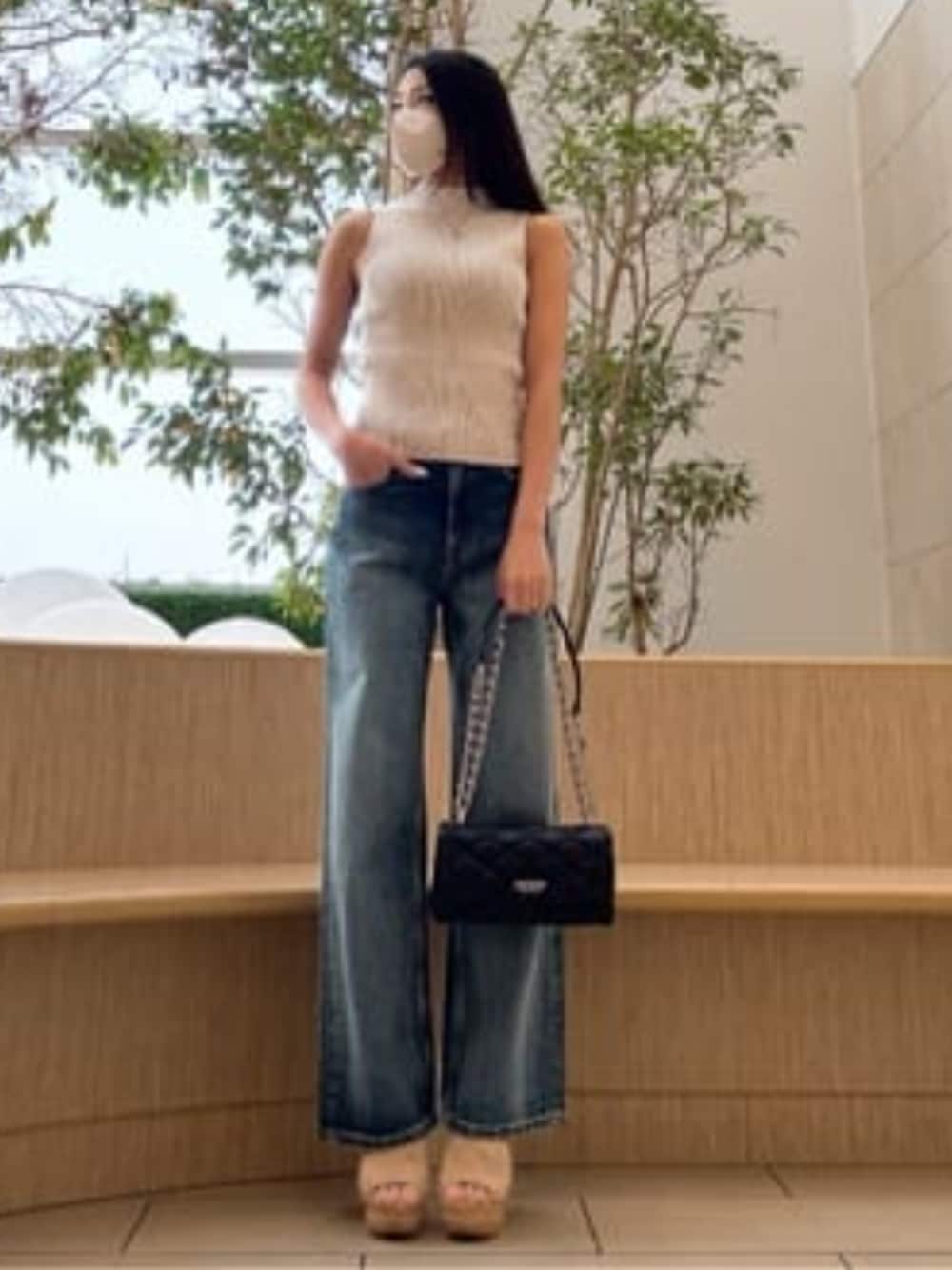 「guess、GUESS、カジュアル、カジュアルコーデ、デニム、デニムパンツ、デニムコーデ、ワイドパンツ、ワイドデニム、ノースリーブ、ノースリーブニット、夏コーデ、夏」｜「GuessのROSALIA Mock Neck Sl Sweater タンクトップ（タンクトップ、ベージュ系）」を使った、GUESS JAPANさん（レディース・157cm）の春コーディネートの1枚目の写真