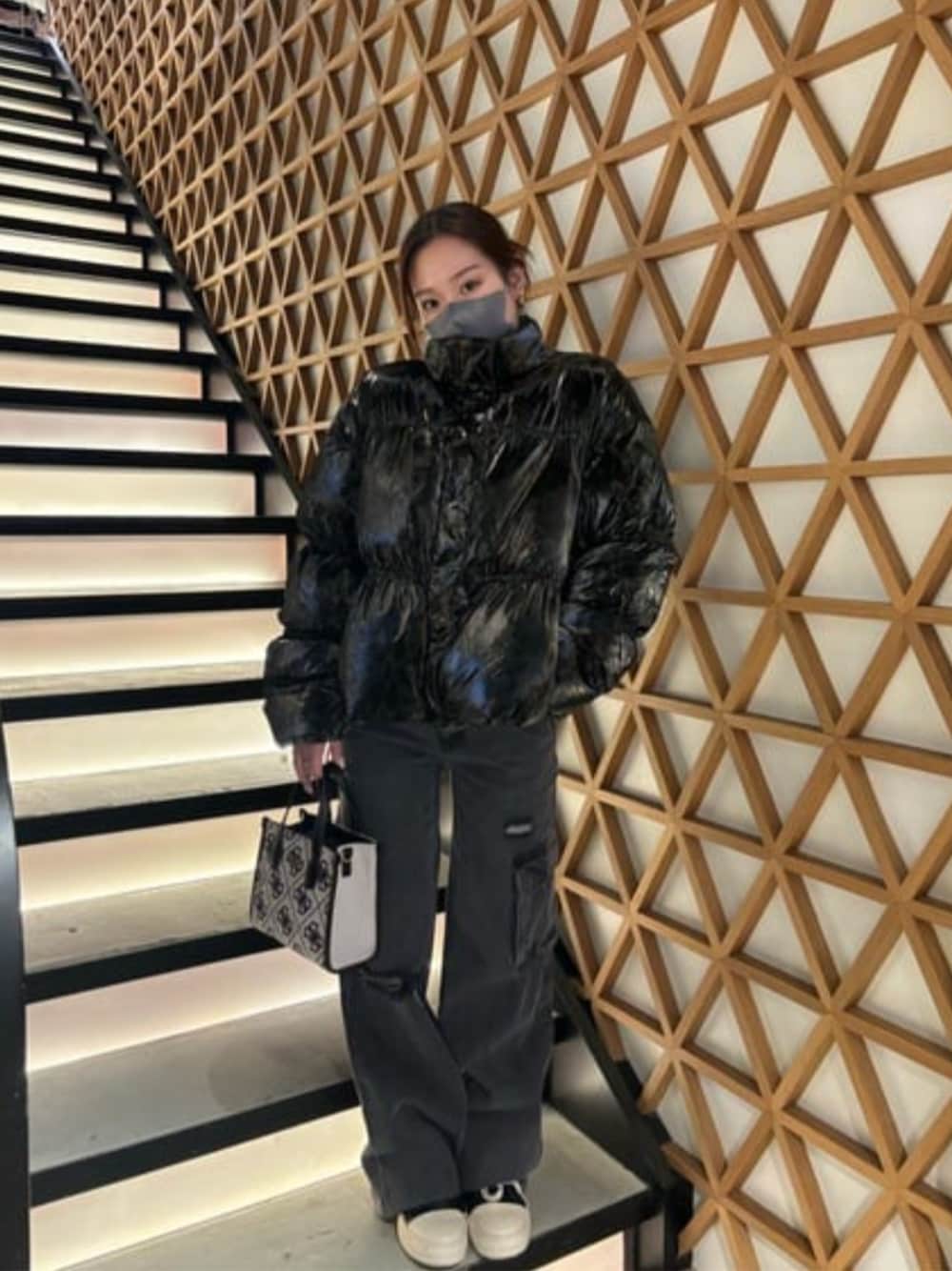 「guess、ブラックコーデ、冬コーデ」｜「GuessのSILVANA 2 Cmprtmnt Mini Tote（トートバッグ、ブラック系）」を使った、GUESS JAPANさん（レディース・155cm）の冬コーディネートの1枚目の写真