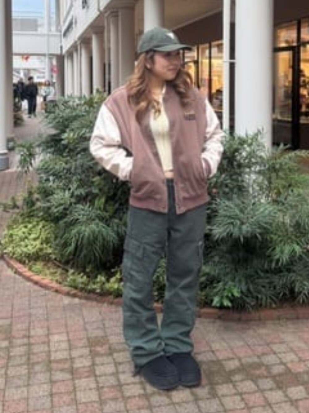 「guess、GUESS、GUESS Originals、カーゴパンツ、カーゴパンツコーデ、オーバーサイズ、秋コーデ、秋のコーデ、秋冬コーデ、冬コーデ、冬、ブルゾン」｜「GuessのGUESS Originals Cargo Pants（カーゴパンツ、グリーン系）」を使った、GUESS JAPANさん（レディース・156cm）の冬コーディネートの1枚目の写真