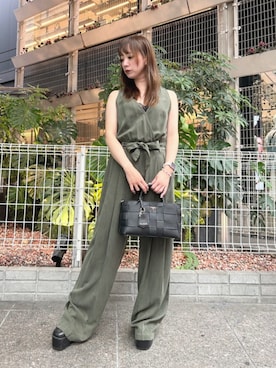 「アイテム（オールインワン・サロペット、グリーン系）」を使った、GUESS JAPANさん（レディース・161cm）の秋コーディネート