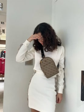 「Guess（ゲス）のアイテム（スウェット）」を使った、GUESS JAPANさん（レディース・170cm）の春コーディネート