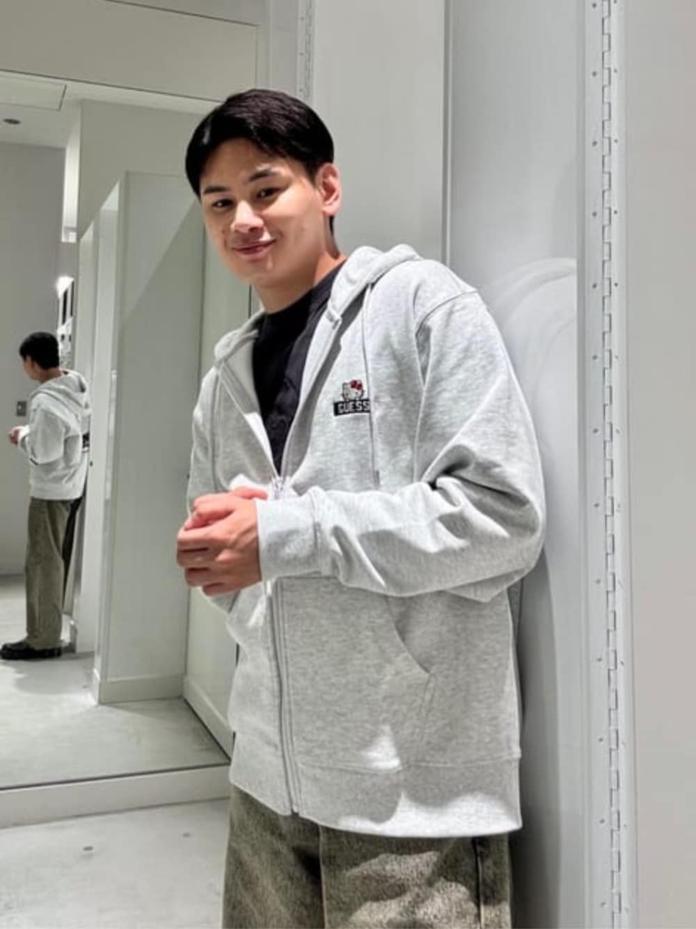 「guess、GUESS、HELLO KITTY、ハローキティ、ハローキティコラボ、パーカー、パーカー グレー」｜「GuessのGUESS Originals Baggy Jeans デニムパンツ ジーンズ（デニムパンツ、グレー系）」を使った、GUESS JAPANさん（メンズ・173cm）の冬コーディネートの1枚目の写真