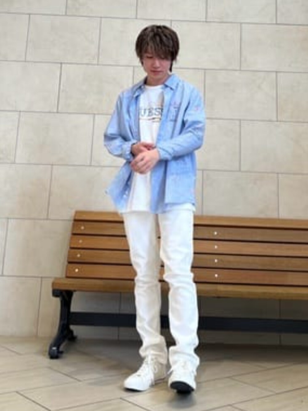 ホワイト系のデニムパンツ、ブルー系のシャツ/ブラウスを着用したメンズの春コーディネートの1枚目の写真