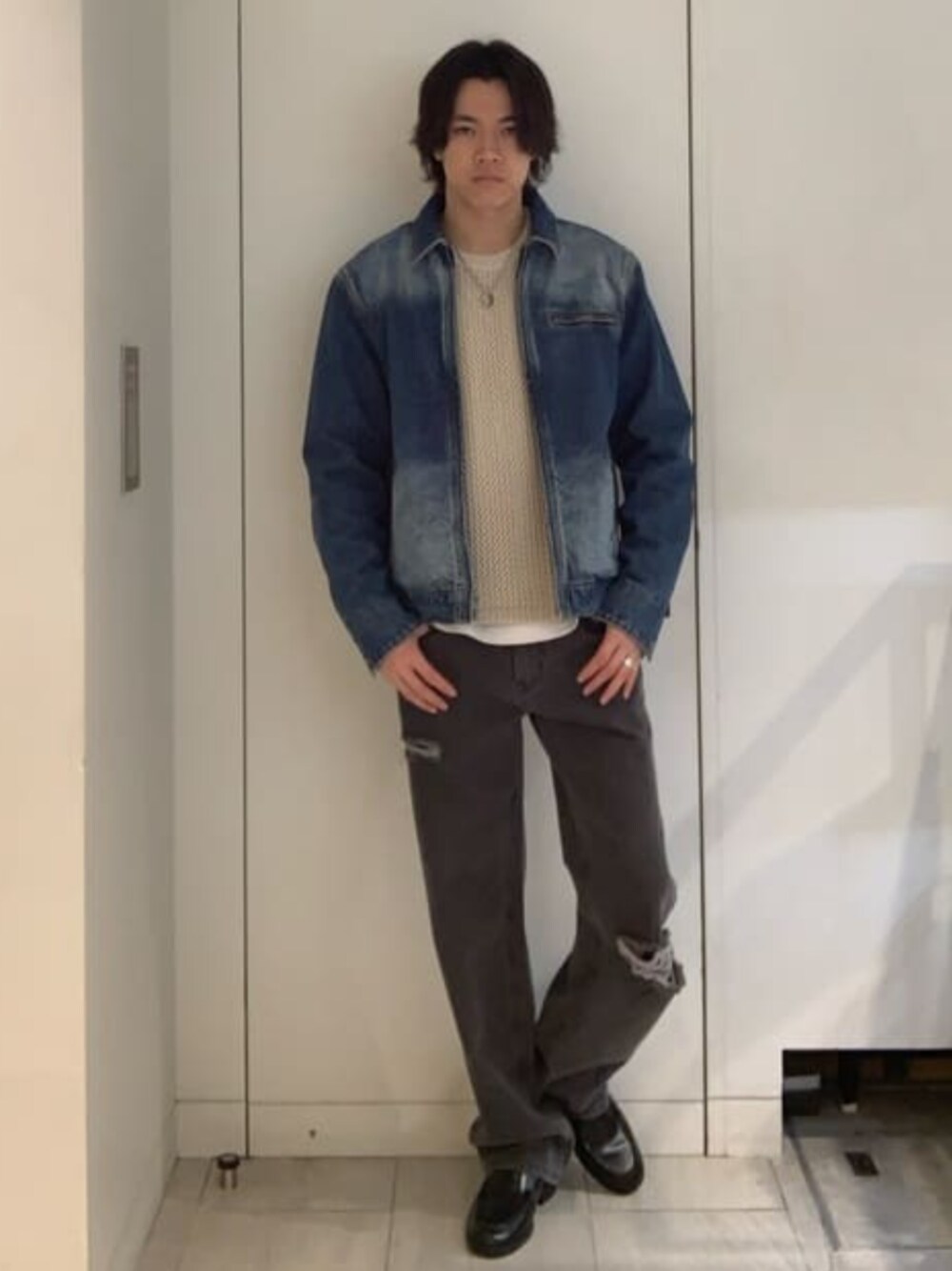 「guess、GUESS Originals、デニムジャケット」｜「GuessのGUESS Originals Kit Relaxed Pant（デニムパンツ、ブラック系）」を使った、GUESS JAPANさん（メンズ・178cm）の春コーディネートの1枚目の写真