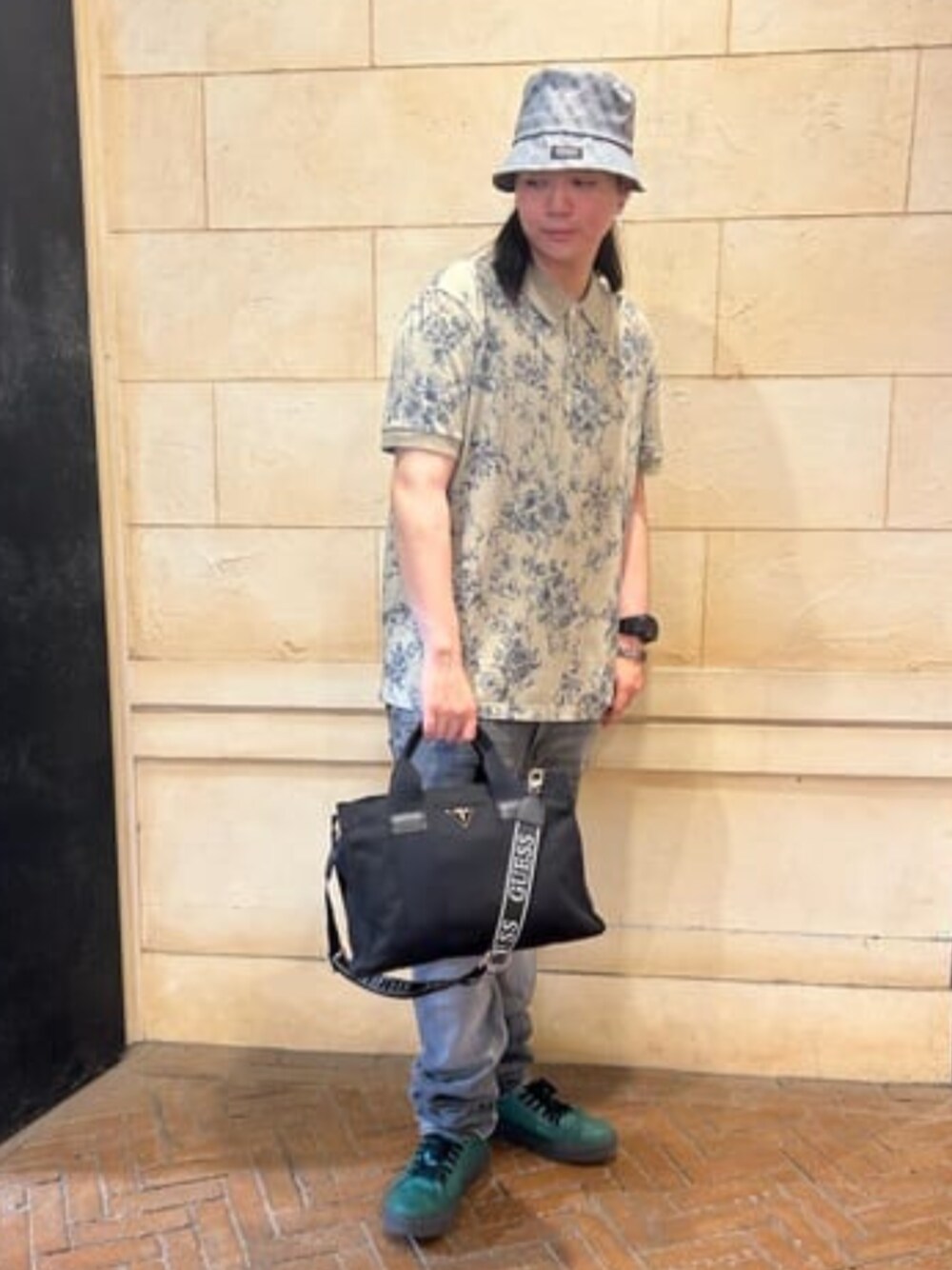 「guess、柄シャツ、帽子コーデ」｜「GuessのDAVIS Slim Straight Jeans デニムパンツ ストレートジーンズ（デニムパンツ、グレー系）」を使った、GUESS JAPANさん（メンズ・178cm）の春コーディネートの1枚目の写真