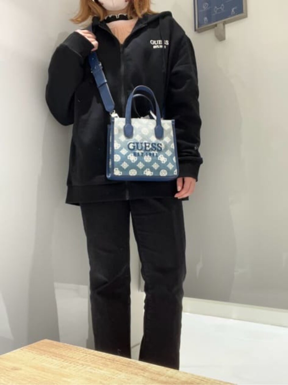 「スウェット、セットアップ、デニム、ミニバッグ、春コーデ、guess」｜「GuessのGUESS Originals Logo Zip-Up Hooded Sweatshirt（パーカー、ブラック系）」を使った、GUESS JAPANさん（レディース・155cm）の冬コーディネートの1枚目の写真