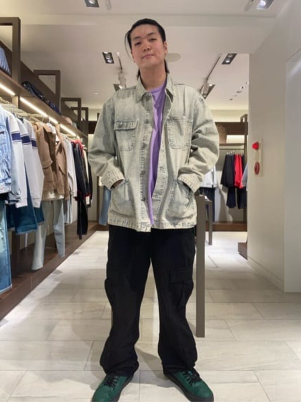 「guess、GUESS Originals、大人カジュアル」｜「GuessのGUESS Originals Cargo Pants（カーゴパンツ、ブラック系）」を使った、GUESS JAPANさん（メンズ・178cm）の春コーディネートの1枚目の写真