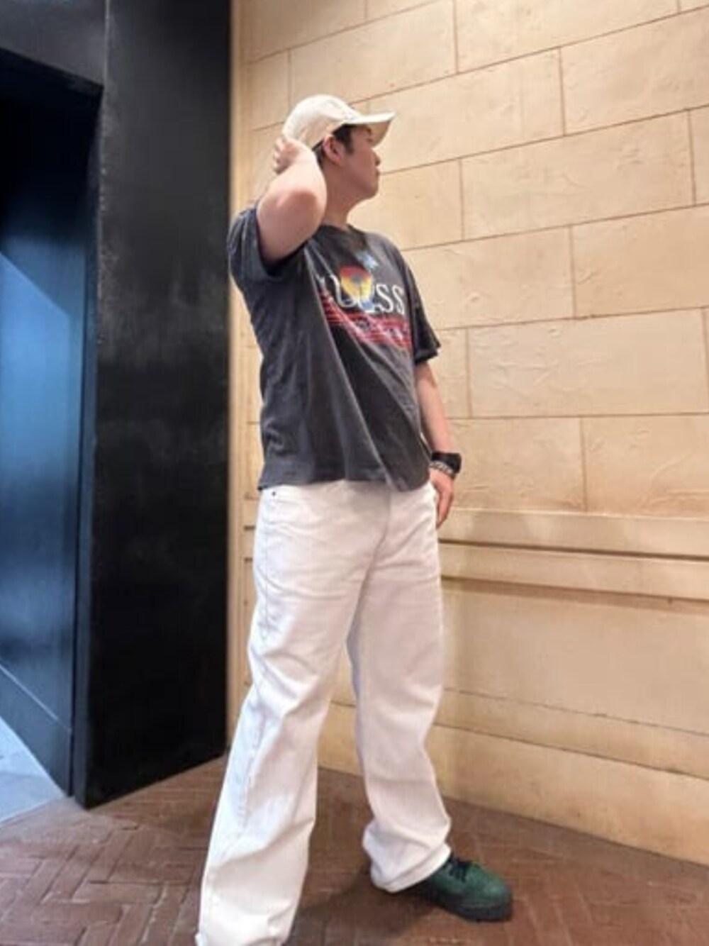 「GUESS、夏コーデ、カジュアル、ロゴT、大人カジュアル、メンズファッション、モノトーンコーデ」｜「GuessのPACIFIC Coast Tee Tシャツ（Tシャツ/カットソー、グレー系）」を使った、GUESS JAPANさん（メンズ・178cm）の夏コーディネートの1枚目の写真