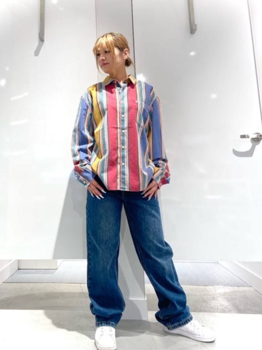 ブルー系のデニムパンツ、その他のシャツ/ブラウスを着用したレディースの春コーディネートの1枚目の写真