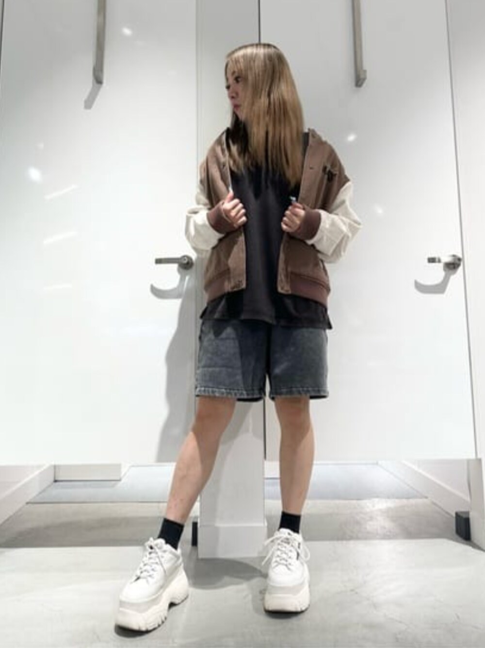 「guess、オーバーＴシャツ、ショートパンツ」｜「GuessのGUESS Originals Sanded-Denim Varsity Jacket（スタジャン、ブラウン系）」を使った、GUESS JAPANさん（レディース・161cm）の春コーディネートの1枚目の写真