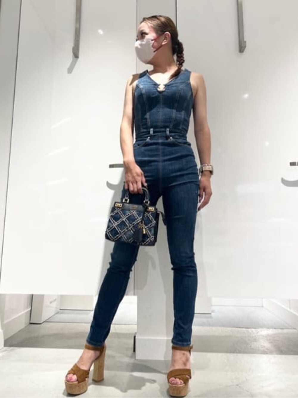 ブルー系のつなぎ/オールインワンを着用したレディースの春コーディネートの1枚目の写真