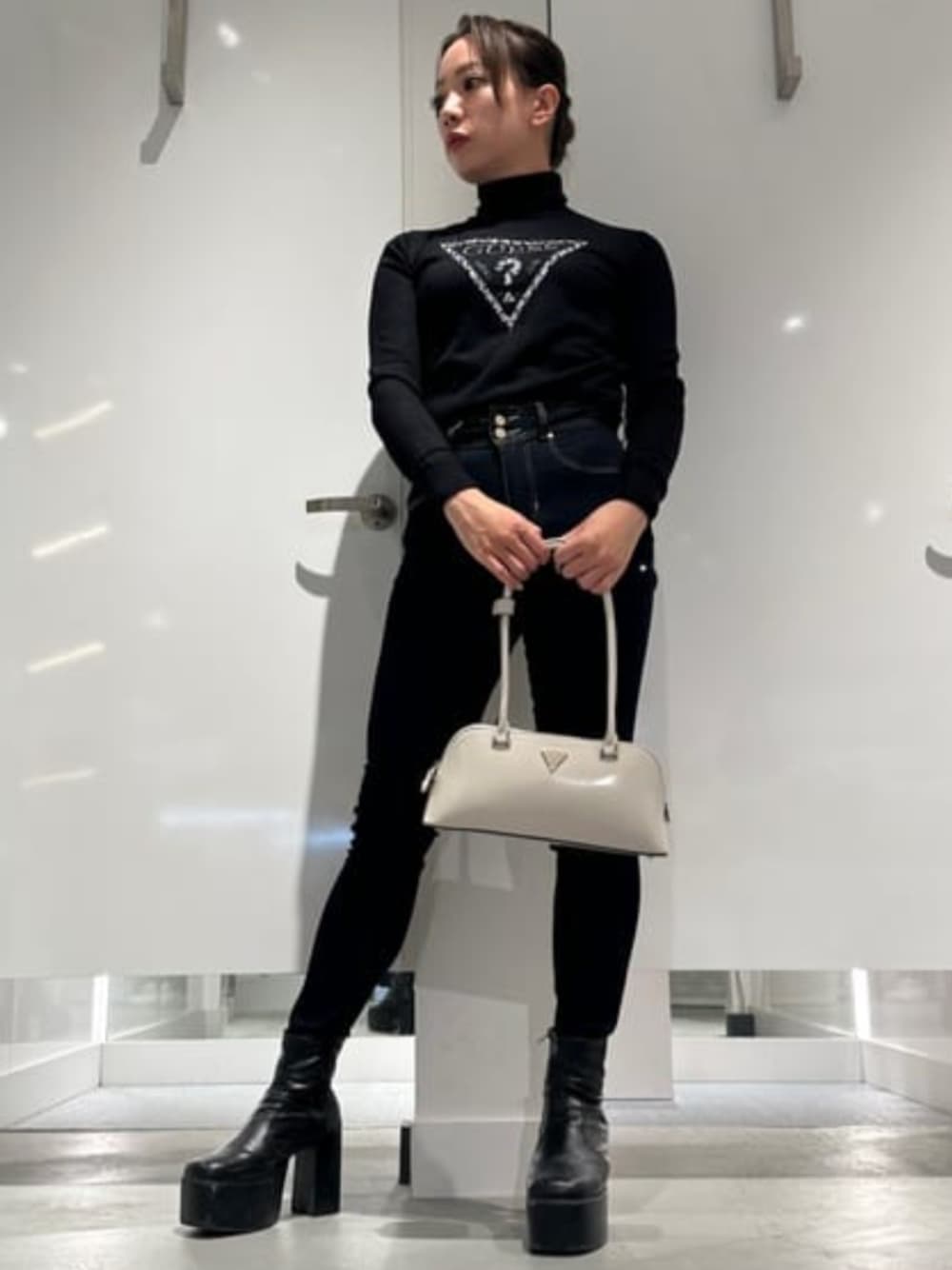 「guess、GUESS、スキニーデニム、スキニー、ロゴ、ロゴニット、タートルネック、カジュアル、カジュアルコーデ、秋冬コーデ、秋コーデ、冬コーデ、冬」｜「GuessのARNELA Shoulder Satchel サッチェル（ショルダーバッグ、ホワイト系）」を使った、GUESS JAPANさん（レディース・161cm）の春コーディネートの1枚目の写真