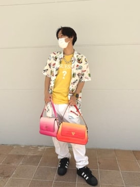 「Guess（ゲス）のアイテム（ショルダーバッグ）」を使った、GUESS JAPANさん（メンズ・158cm）の夏コーディネート