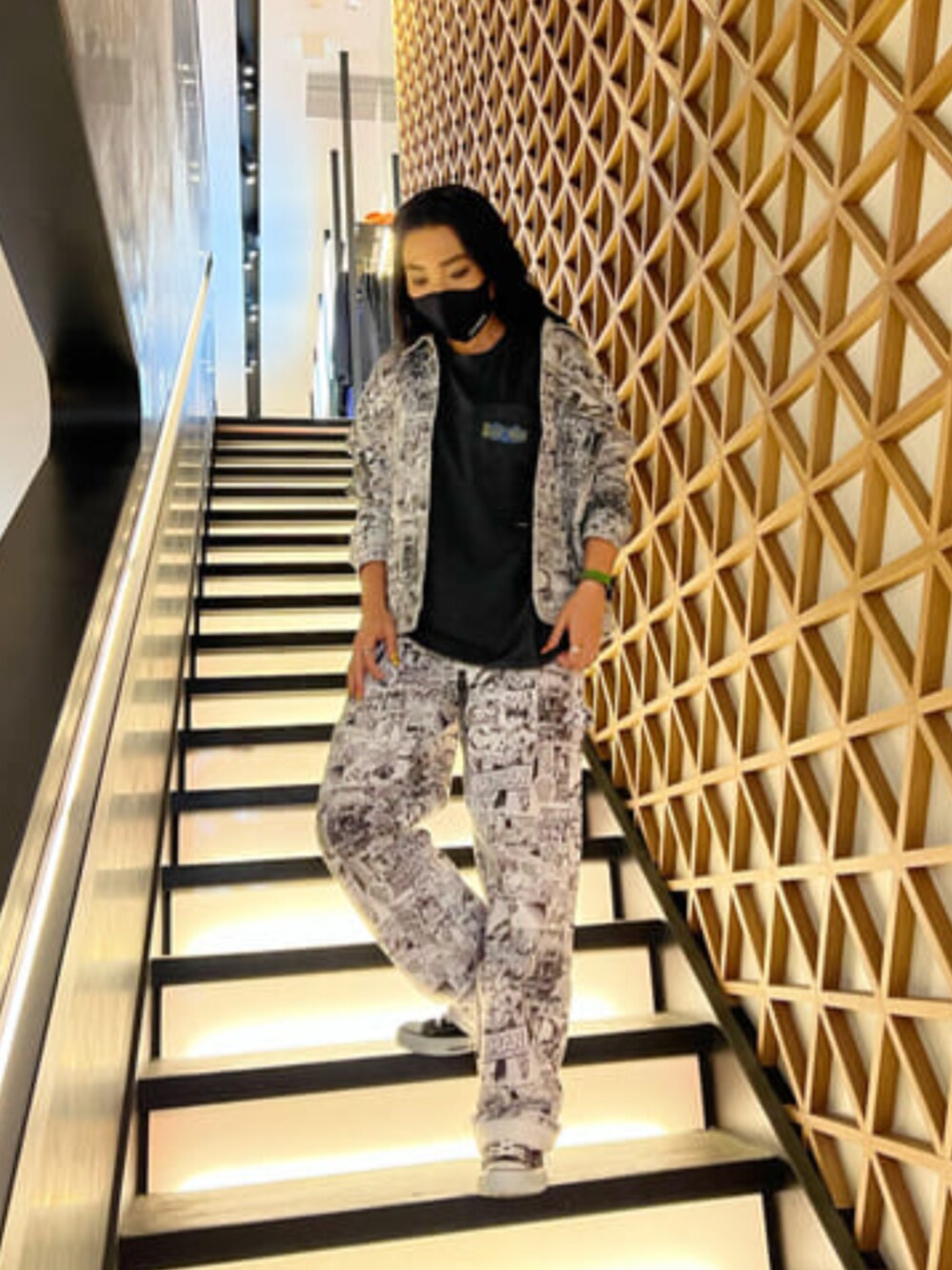 「バットマン、アメコミ、セットアップ、カジュアル、ストリート、オーバーサイズ、guess」｜「GuessのGUESS Originals x Batman Spotlight Tee（Tシャツ/カットソー、ブラック系）」を使った、GUESS JAPANさん（レディース・175cm）の秋コーディネートの1枚目の写真