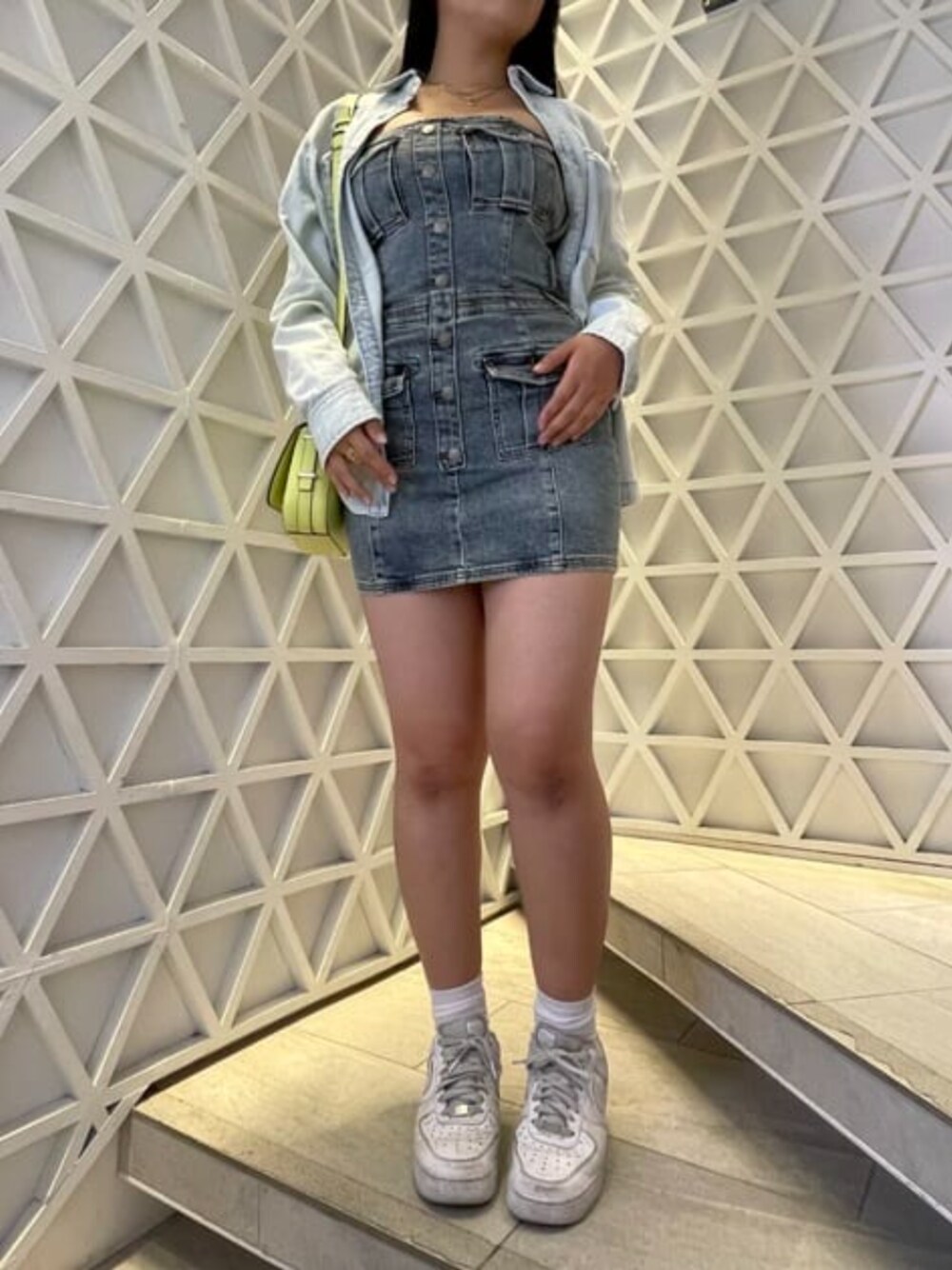 「guess、GUESS Originals、デニムワンピース」｜「GuessのGUESS Originals Acid Wash Shirt アウター デニムジャケット（デニムジャケット、ブルー系）」を使った、GUESS JAPANさん（レディース・161cm）の夏コーディネートの1枚目の写真