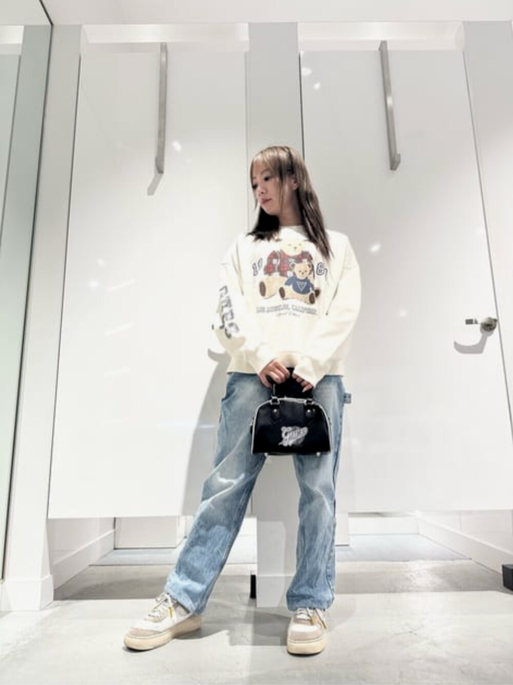 「guess、Guess Jeans 、スウェット、デニムコーデ」｜「GuessのGUESS Originals Kit Carpenter Jeans（デニムパンツ、ブルー系）」を使った、GUESS JAPANさん（レディース・161cm）の春コーディネートの1枚目の写真