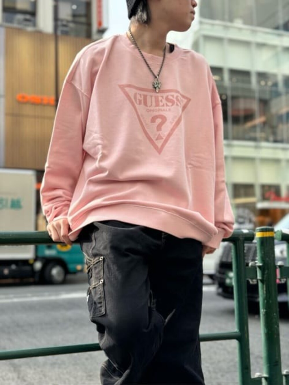 「guess、ストリートコーデ、スウェットコーデ」｜「GuessのGUESS Originals Vintage Triangle Crewneck トップス スウェット（スウェット、ピンク系）」を使った、GUESS JAPANさん（メンズ・164cm）の春コーディネートの1枚目の写真