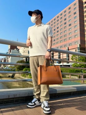 「Guess（ゲス）のアイテム（トートバッグ）」を使った、GUESS JAPANさん（メンズ・167cm）の春コーディネート