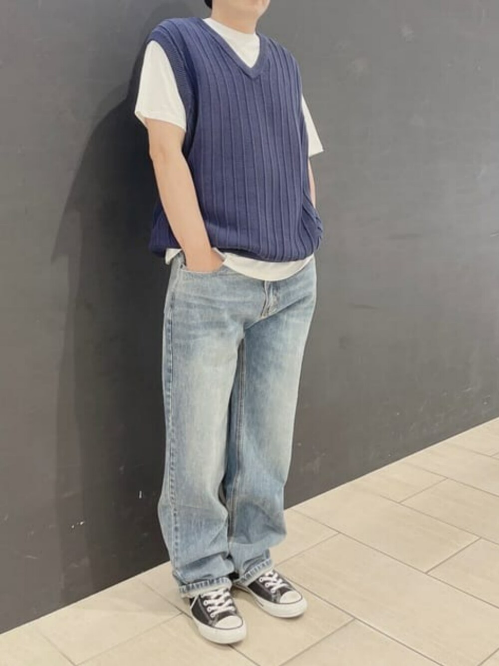 「GUESS Originals、ベスト×Tシャツ、大人カジュアル、リラックスコーデ、90’s、guess」｜「GuessのGUESS Originals Eco Sweater Vest（ベスト、ブルー系）」を使った、GUESS JAPANさん（メンズ・172cm）の夏コーディネートの1枚目の写真