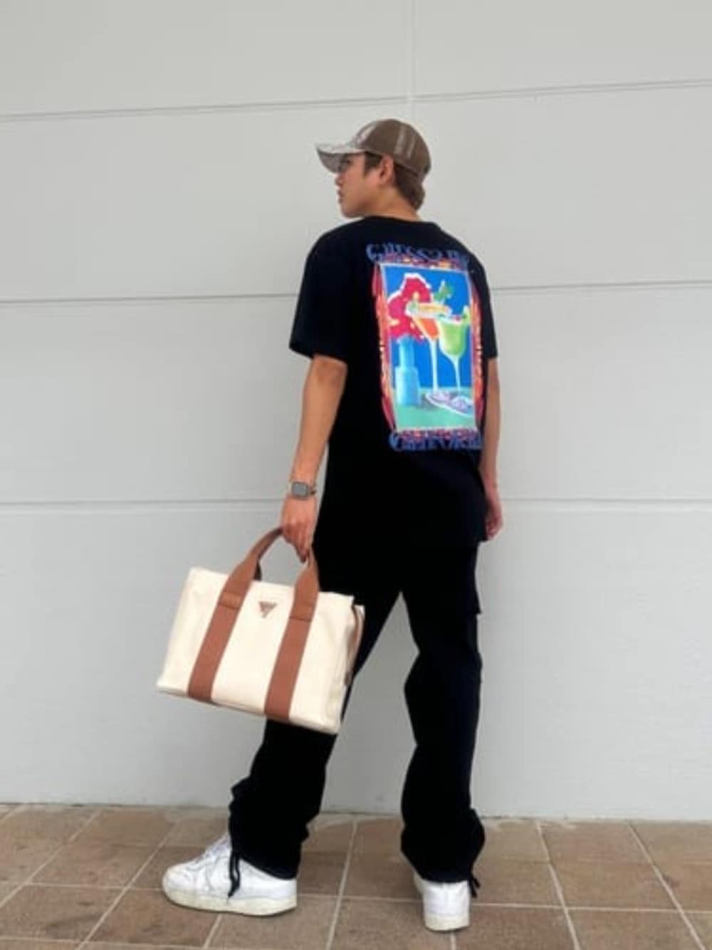 「GUESS、guess、バックプリント、ブラックコーデ、キャンバストート」｜「GuessのGUESS Originals Ripstop Cargo Pants（カーゴパンツ、ブラック系）」を使った、GUESS JAPANさん（メンズ・174cm）の夏コーディネートの1枚目の写真