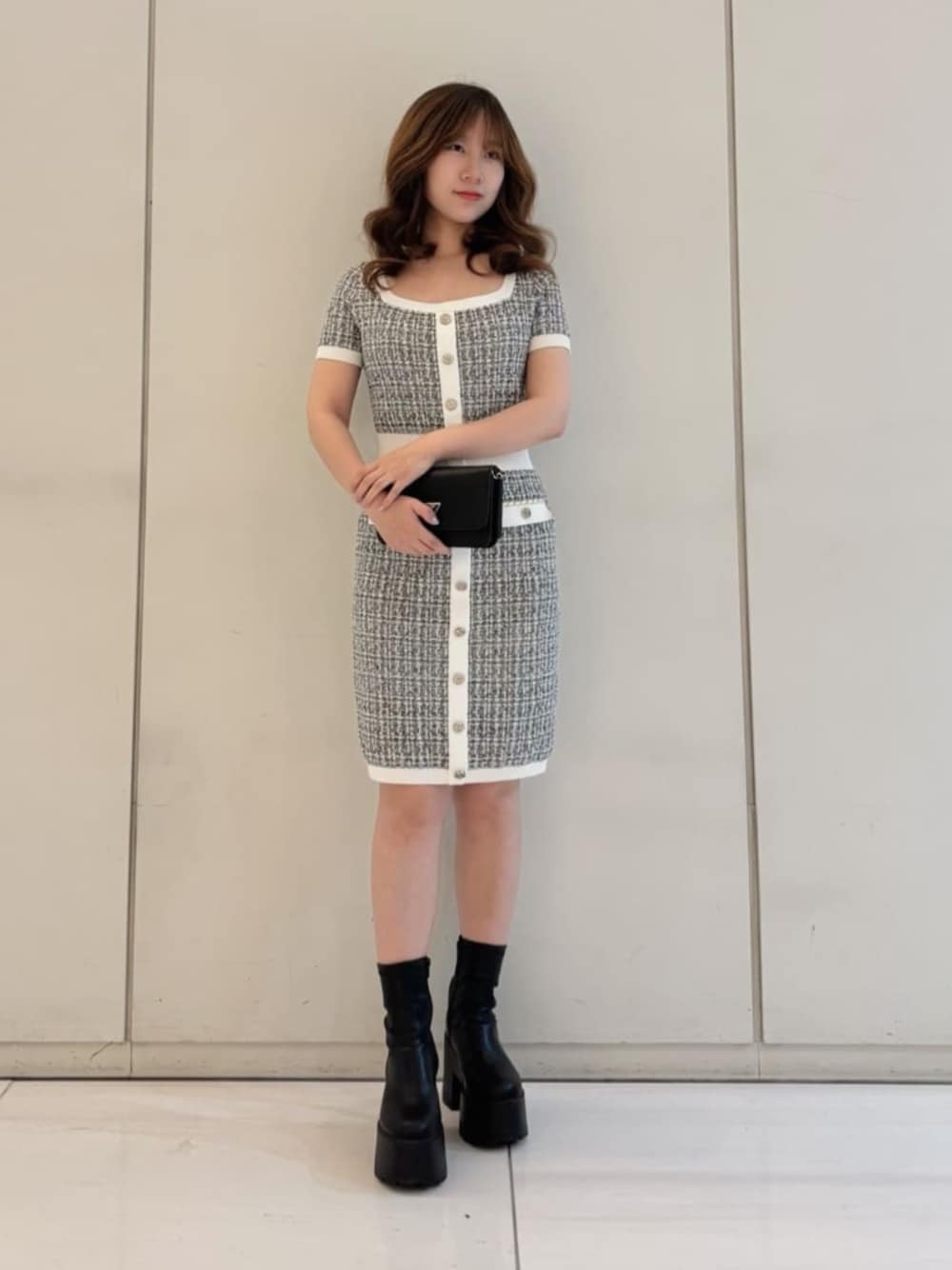 ブラック系のショルダーバッグ、ブラック系のワンピースを着用したレディースの春コーディネートの1枚目の写真