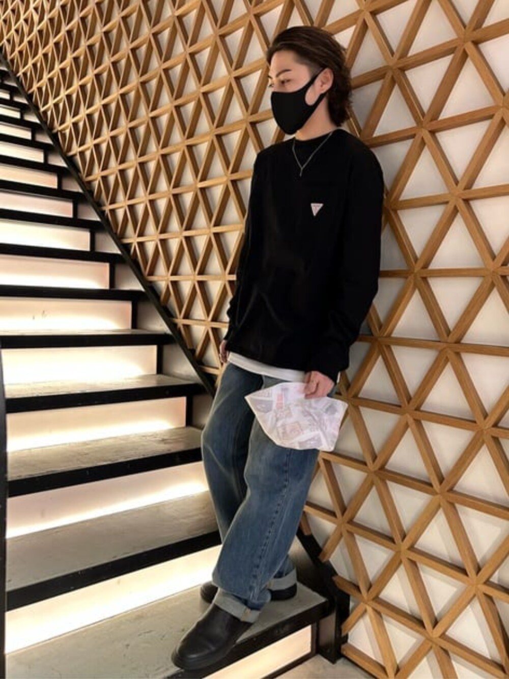 「春コーデ、ワイドデニム、バケットハット、トレーナー、スウェット、guess」｜「GuessのGUESS Originals L/S Pocket Label Tee（Tシャツ/カットソー、ブラック系）」を使った、GUESS JAPANさん（メンズ・165cm）の春コーディネートの1枚目の写真