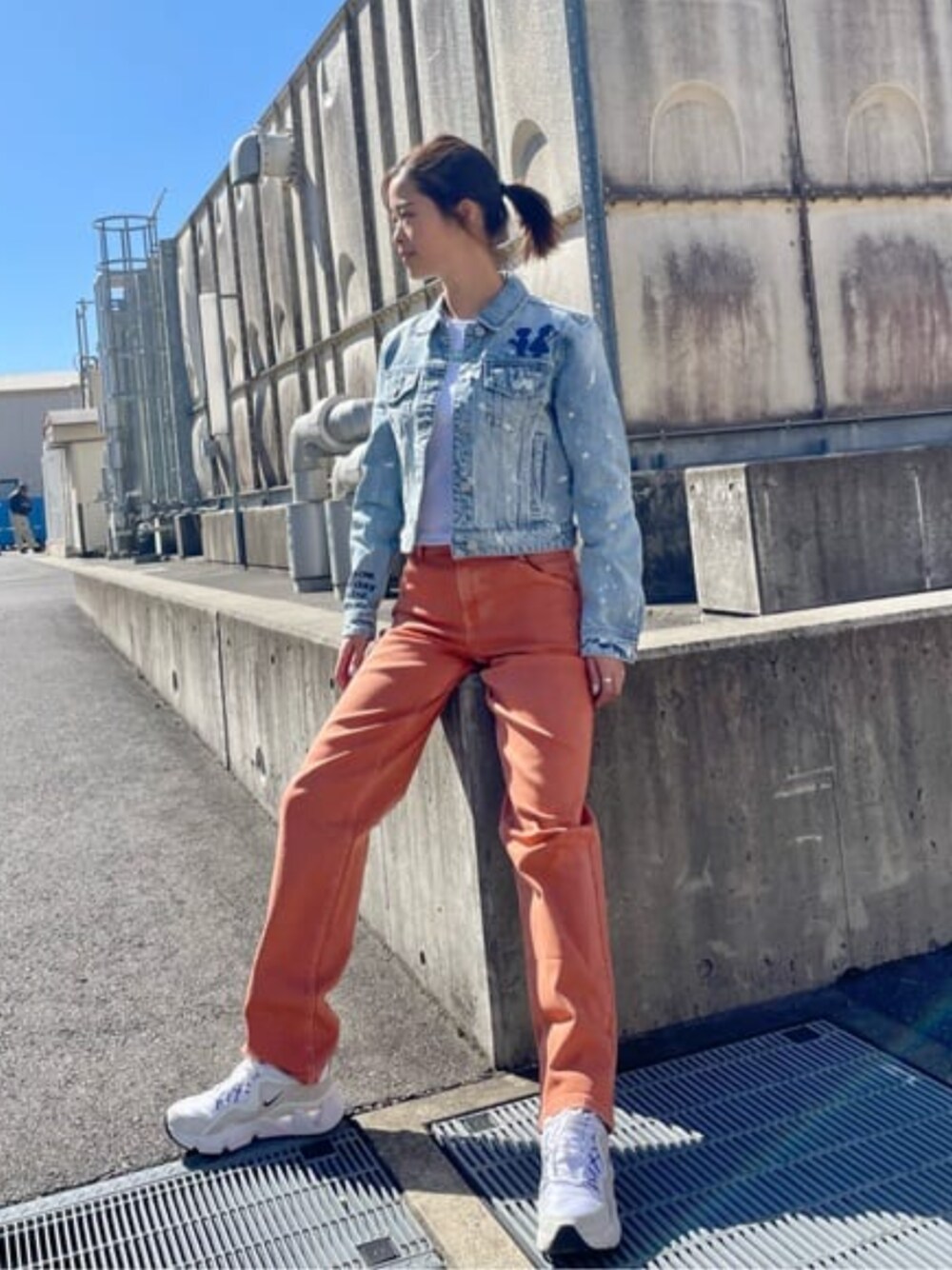 「guess、カラーパンツ、春コーデ」｜「GuessのGUESS Originals Carpenter Jeans（デニムパンツ、オレンジ系）」を使った、GUESS JAPANさん（レディース・163cm）の春コーディネートの1枚目の写真